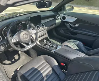 Mercedes-Benz C200 Cabrio 2020 beschikbaar voor verhuur in Alicante, met een kilometerlimiet van 1500 km/dag.