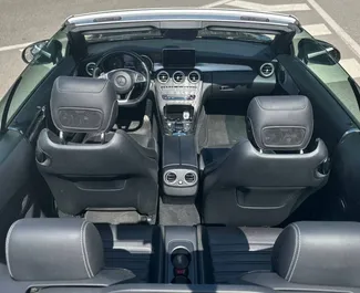 Interieur van Mercedes-Benz C200 Cabrio te huur in Spanje. Een geweldige auto met 4 zitplaatsen en een Automatisch transmissie.