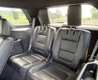 Interieur van Ford Explorer te huur in Georgië. Een geweldige auto met 7 zitplaatsen en een Automatisch transmissie.