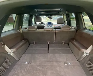 Interieur van Mercedes-Benz GLS-Class te huur in Georgië. Een geweldige auto met 5 zitplaatsen en een Automatisch transmissie.