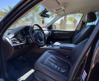 BMW X5 2017 beschikbaar voor verhuur in Alicante, met een kilometerlimiet van 200 km/dag.