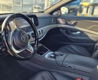 Interieur van Mercedes-Benz S350 te huur in Spanje. Een geweldige auto met 5 zitplaatsen en een Automatisch transmissie.