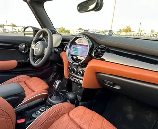 Mini Cooper 2024 beschikbaar voor verhuur in Dubai, met een kilometerlimiet van onbeperkt.