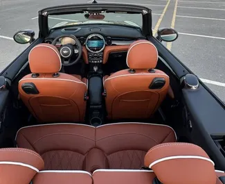 Interieur van Mini Cooper te huur in de VAE. Een geweldige auto met 4 zitplaatsen en een Automatisch transmissie.
