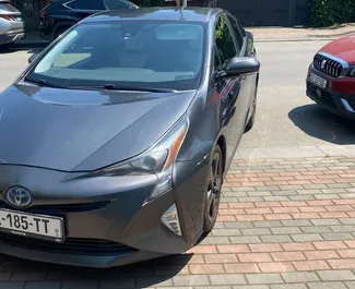 Vooraanzicht van een huurauto Toyota Prius in Batumi, Georgië ✓ Auto #13954. ✓ Transmissie Automatisch TM ✓ 0 beoordelingen.