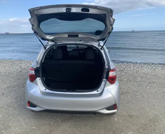 Toyota Vitz 2016 beschikbaar voor verhuur in Larnaca, met een kilometerlimiet van onbeperkt.