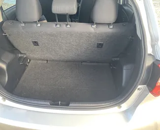 Toyota Vitz 2016 beschikbaar voor verhuur in Larnaca, met een kilometerlimiet van onbeperkt.
