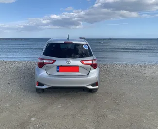 Interieur van Toyota Vitz te huur in Cyprus. Een geweldige auto met 5 zitplaatsen en een Automatisch transmissie.