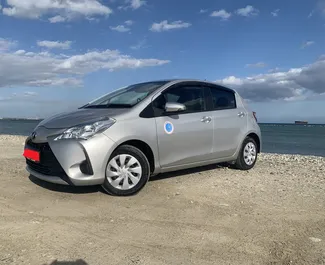 Vooraanzicht van een huurauto Toyota Vitz in Larnaca, Cyprus ✓ Auto #11209. ✓ Transmissie Automatisch TM ✓ 0 beoordelingen.