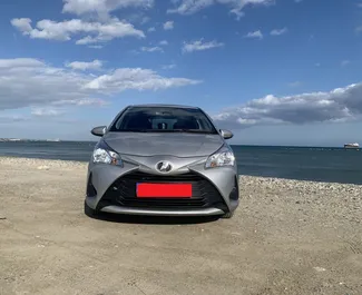 Interieur van Toyota Vitz te huur in Cyprus. Een geweldige auto met 5 zitplaatsen en een Automatisch transmissie.