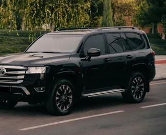 Vooraanzicht van een huurauto Toyota Land Cruiser 300 in Tasjkent, Oezbekistan ✓ Auto #13562. ✓ Transmissie Automatisch TM ✓ 0 beoordelingen.