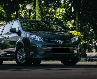 Vooraanzicht van een huurauto Toyota Sienna in Tasjkent, Oezbekistan ✓ Auto #13557. ✓ Transmissie Automatisch TM ✓ 0 beoordelingen.