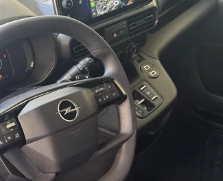 Diesel motor van 1,5L van Opel Combo Life 2025 te huur op de luchthaven van Antalya.