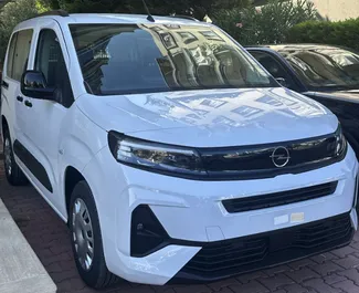 Vooraanzicht van een huurauto Opel Combo Life op de luchthaven van Antalya, Turkije ✓ Auto #14061. ✓ Transmissie Automatisch TM ✓ 0 beoordelingen.