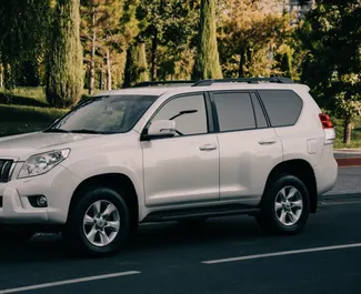 Toyota Land Cruiser Prado 2013 beschikbaar voor verhuur in Tasjkent, met een kilometerlimiet van onbeperkt.