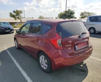 Vooraanzicht van een huurauto Nissan Note in Paphos, Cyprus ✓ Auto #1215. ✓ Transmissie Automatisch TM ✓ 0 beoordelingen.