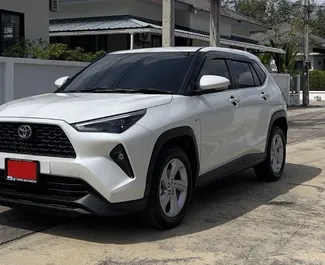 Toyota Yaris Cross 2024 beschikbaar voor verhuur op de luchthaven van Phuket, met een kilometerlimiet van onbeperkt.