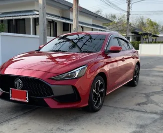 Vooraanzicht van een huurauto MG 5/GT op de luchthaven van Phuket, Thailand ✓ Auto #10734. ✓ Transmissie Automatisch TM ✓ 0 beoordelingen.