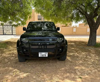 Vooraanzicht van een huurauto Land Rover Defender in Dubai, Verenigde Arabische Emiraten ✓ Auto #13604. ✓ Transmissie Automatisch TM ✓ 0 beoordelingen.