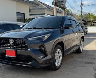 Vooraanzicht van een huurauto Toyota Yaris Cross op de luchthaven van Phuket, Thailand ✓ Auto #10804. ✓ Transmissie Automatisch TM ✓ 1 beoordelingen.