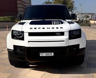 Vooraanzicht van een huurauto Land Rover Defender in Dubai, Verenigde Arabische Emiraten ✓ Auto #13606. ✓ Transmissie Automatisch TM ✓ 0 beoordelingen.