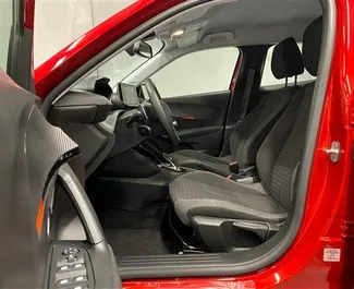 Vooraanzicht van een huurauto Peugeot 2008 op de luchthaven van Antalya, Turkije ✓ Auto #14077. ✓ Transmissie Automatisch TM ✓ 0 beoordelingen.