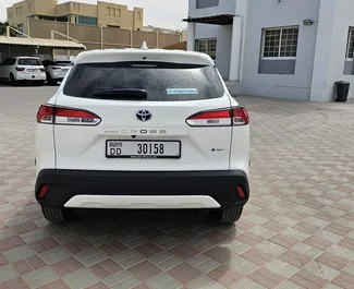 Autohuur Toyota Corolla Cross 2025 in in de VAE, met Hybride brandstof en 196 pk ➤ Vanaf 147 AED per dag.
