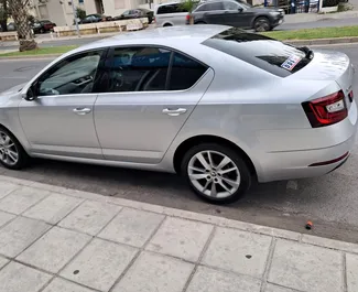 Interieur van Skoda Octavia te huur in Cyprus. Een geweldige auto met 5 zitplaatsen en een Automatisch transmissie.