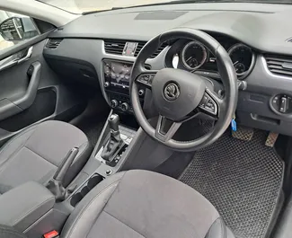 Skoda Octavia 2021 beschikbaar voor verhuur in Limassol, met een kilometerlimiet van onbeperkt.