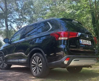 Benzine motor van 2,4L van Mitsubishi Outlander 2019 te huur in Tbilisi.