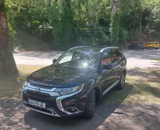 Interieur van Mitsubishi Outlander te huur in Georgië. Een geweldige auto met 7 zitplaatsen en een Automatisch transmissie.