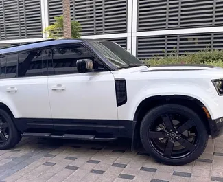 Verhuur Land Rover Defender. Comfort, Premium, SUV Auto te huur in de VAE ✓ Borg van Borg van 2500 AED ✓ Verzekeringsmogelijkheden TPL.