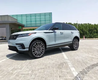 Vooraanzicht van een huurauto Land Rover Range Rover Velar in Dubai, Verenigde Arabische Emiraten ✓ Auto #13637. ✓ Transmissie Automatisch TM ✓ 0 beoordelingen.