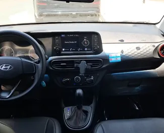 Vooraanzicht van een huurauto Hyundai i10 in Dubai, Verenigde Arabische Emiraten ✓ Auto #13974. ✓ Transmissie Automatisch TM ✓ 0 beoordelingen.