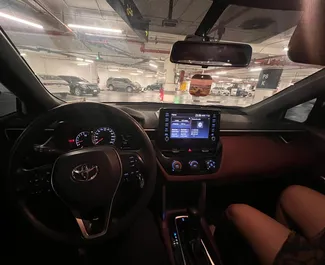 Vooraanzicht van een huurauto Toyota Corolla Cross in Dubai, Verenigde Arabische Emiraten ✓ Auto #13961. ✓ Transmissie Automatisch TM ✓ 0 beoordelingen.