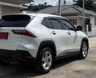 Hybride motor van 1,5L van Toyota Yaris Cross 2024 te huur op de luchthaven van Phuket.