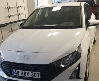 Vooraanzicht van een huurauto Hyundai i20 in Fethiye, Turkije ✓ Auto #11772. ✓ Transmissie Automatisch TM ✓ 0 beoordelingen.
