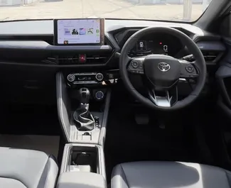 Hybride motor van 1,5L van Toyota Yaris Cross 2024 te huur op de luchthaven van Phuket.
