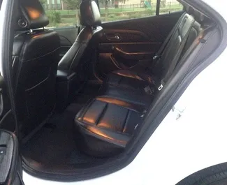 Interieur van Chevrolet Malibu te huur in Albanië. Een geweldige auto met 5 zitplaatsen en een Automatisch transmissie.