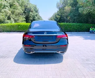 Verhuur Mercedes-Benz E350. Premium, Luxe Auto te huur in de VAE ✓ Borg van Borg van 2500 AED ✓ Verzekeringsmogelijkheden TPL.