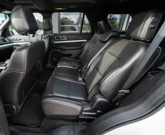 Interieur van Ford Explorer te huur in Georgië. Een geweldige auto met 7 zitplaatsen en een Automatisch transmissie.