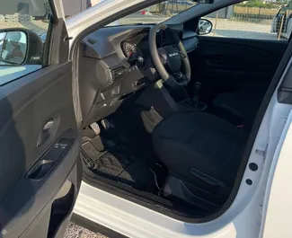 Interieur van Dacia Sandero Stepway te huur in Albanië. Een geweldige auto met 5 zitplaatsen en een Handmatig transmissie.