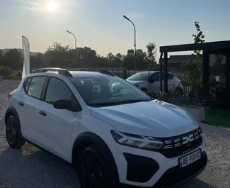 Vooraanzicht van een huurauto Dacia Sandero Stepway op de luchthaven van Tirana, Albanië ✓ Auto #13657. ✓ Transmissie Handmatig TM ✓ 0 beoordelingen.