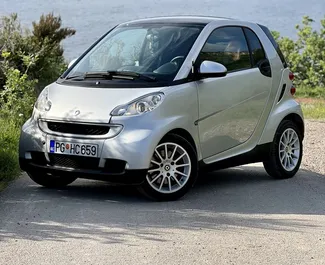 Vooraanzicht van een huurauto Smart Fortwo in Budva, Montenegro ✓ Auto #9846. ✓ Transmissie Automatisch TM ✓ 0 beoordelingen.