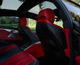 Interieur van BMW M850i XDRIVE te huur in Georgië. Een geweldige auto met 4 zitplaatsen en een Automatisch transmissie.