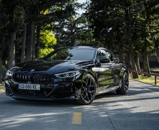 Vooraanzicht van een huurauto BMW M850i XDRIVE in Tbilisi, Georgië ✓ Auto #14091. ✓ Transmissie Automatisch TM ✓ 0 beoordelingen.