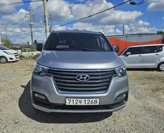 Vooraanzicht van een huurauto Hyundai Grand Starex in Koetaisi, Georgië ✓ Auto #13969. ✓ Transmissie Automatisch TM ✓ 0 beoordelingen.