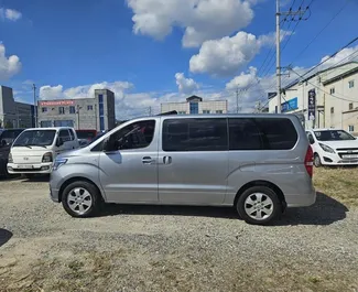 Interieur van Hyundai Grand Starex te huur in Georgië. Een geweldige auto met 9 zitplaatsen en een Automatisch transmissie.