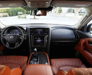 Autohuur Nissan Patrol 2021 in in de VAE, met Benzine brandstof en 400 pk ➤ Vanaf 450 AED per dag.