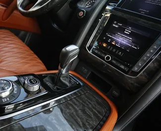 Interieur van Nissan Patrol te huur in de VAE. Een geweldige auto met 7 zitplaatsen en een Automatisch transmissie.